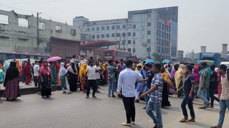 টঙ্গীতে বকেয়া বেতনের দাবিতে মহাসড়ক অবরোধ